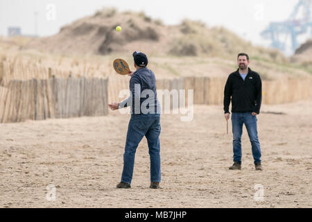 Familie Tag heraus, Crosby Strand, Merseyside. 8. April 2018. UK Wetter. Familien Kopf für etwas Spaß am Crosby Beach in Merseyside, bevor die Kinder gehen nächste Woche zurück in die Schule. Credit: cernan Elias/Alamy leben Nachrichten Stockfoto