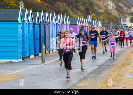 Bournemouth, Dorset, Vereinigtes Königreich, 8. April 2018. Läufer nehmen 36. am Bournemouth Bay Run zum Thema „Superhelden“ Teil, der die Option eines Halbmarathons, 10k Laufs, 5k Laufs und 1k Familienspaß-Laufs entlang der Küste von Bournemouth bietet. Nasses Regenwetter schreckt die Geister der Teilnehmer nicht ab Stockfoto