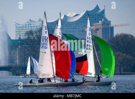 08 April 2018, Deutschland, Hamburg: Segelboote auf der Außenalster bei sonnigem Wetter. Die Elbphilharmonie kann im Hintergrund gesehen werden. Foto: Axel Heimken/dpa Stockfoto