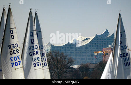 08 April 2018, Deutschland, Hamburg: Segelboote auf der Außenalster bei sonnigem Wetter. Die Elbphilharmonie kann im Hintergrund gesehen werden. Foto: Axel Heimken/dpa Stockfoto