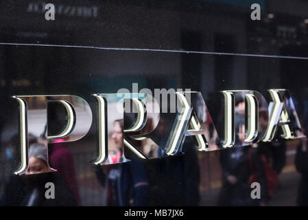 Fußgänger an der italienischen Modeunternehmen Prada Stores in Causeway Bay, Hong Kong. Stockfoto