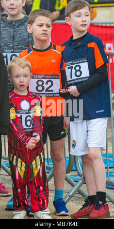 Bournemouth, Dorset, Vereinigtes Königreich, 8. April 2018. Läufer nehmen 36. am Bournemouth Bay Run zum Thema „Superhelden“ Teil, der die Option eines Halbmarathons, 10k Laufs, 5k Laufs und 1k Familienspaß-Laufs entlang der Küste von Bournemouth bietet. Nasses Regenwetter schreckt die Geister der Teilnehmer nicht ab Stockfoto