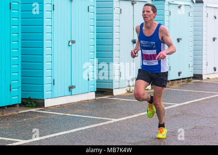 Bournemouth, Dorset, Vereinigtes Königreich, 8. April 2018. Läufer nehmen 36. am Bournemouth Bay Run zum Thema „Superhelden“ Teil, der die Option eines Halbmarathons, 10k Laufs, 5k Laufs und 1k Familienspaß-Laufs entlang der Küste von Bournemouth bietet. Nasses Regenwetter schreckt die Geister der Teilnehmer nicht ab Stockfoto