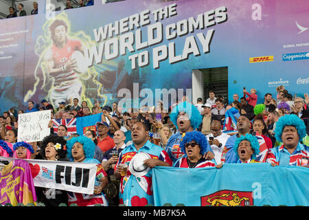 Hongkong, China. 08 Apr, 2018. Rugby Sevens Turnier in Hongkong vom 5. bis 8. April 2018, Fidschi vs Kenia, Fidschi Fans singen die Nationalhymne vor dem Spiel. Versuchen Sie, von der Australischen Lachie Miller - KEINE LEITUNG SERVICE-Credit: Jürgen Keßler/dpa/Alamy leben Nachrichten Stockfoto