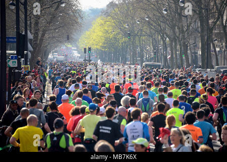 Paris, Frankreich. 8 Apr, 2018. Läufer während der 42. Ausgabe des "'˜ Paris Marathon 2018" gesehen. Paul Lonyangata aus Kenia gewann den Paris Marathon für die Gruppe der Männer mit einer offiziellen Zeit von 2 Stunden, 6 Minuten, 25 Sekunden, und Betsy Saina aus Kenia gewann für die Gruppe der Frauen mit einem offiziellen Zeit von 2 Stunden, 22 Minuten, 56 Sekunden. Credit: Nicolas Briketts/SOPA Images/ZUMA Draht/Alamy leben Nachrichten Stockfoto