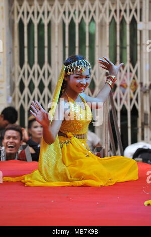 Phnom Penh, Kambodscha. 8. April 2018. Kambodscha der Roten Khmer feiert das neue Jahr mit der indischen traditionellen Tänzen beeinflusst, steung Mean Chey, Phnom Penh, Kambodscha, Credit: Kraig Lieb/Alamy leben Nachrichten Stockfoto