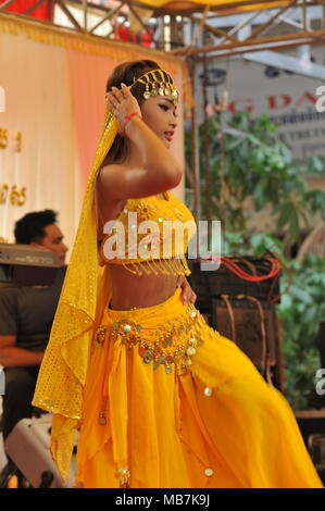 Phnom Penh, Kambodscha. 8. April 2018. Kambodscha der Roten Khmer feiert das neue Jahr mit der indischen traditionellen Tänzen beeinflusst, steung Mean Chey, Phnom Penh, Kambodscha, Credit: Kraig Lieb/Alamy leben Nachrichten Stockfoto