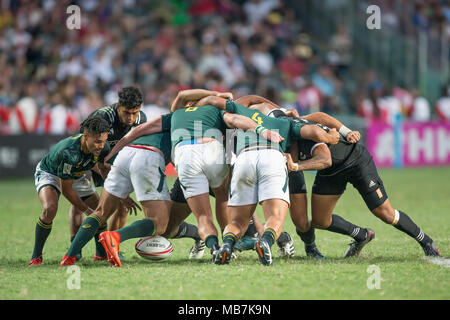 Hongkong, China. 08 Apr, 2018. Rugby Sevens Turnier in Hongkong vom 5. bis 8. April 2018, mit dem 3. Platz, Neuseeland vs Südafrika, selvyn Davids (Südafrika, 7, l) wirft den Ball in die Scrum. - Keine LEITUNG SERVICE-Credit: Jürgen Keßler/dpa/Alamy leben Nachrichten Stockfoto