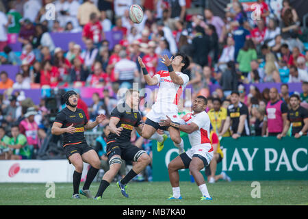 Hongkong, China. 08 Apr, 2018. Rugby Sevens Turnier in Hongkong vom 5. bis 8. April 2018, endgültige Japan vs Deutschland, katsuyuki Sakai fängt den Ball nach dem Kick-off Trotz behindert von Max Oskar Calitz (Deutschland, 9). Auf der linken Seite im Hintergrund ist Jonathan Dawe (Deutschland, 3) - KEINE LEITUNG SERVICE-Credit: Jürgen Keßler/dpa/Alamy leben Nachrichten Stockfoto