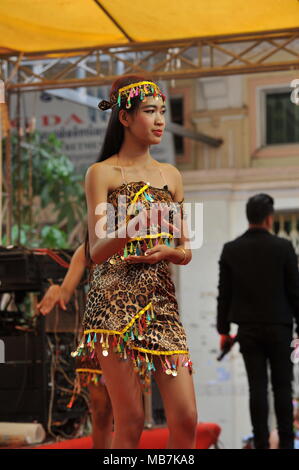 Phnom Penh, Kambodscha. 8. April 2018. Kambodscha der Roten Khmer feiert das neue Jahr mit traditionellen Tänzen, Phnom Penh, Kambodscha, Credit: Kraig Lieb/Alamy leben Nachrichten Stockfoto