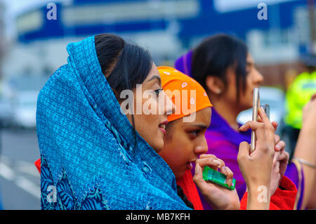 Glasgow, Schottland, Großbritannien. 8. April 2018. Die Sikh Vaisakhi Festival gefeiert wird mit dem jährlichen Nagar Kirtan, ein spirituell Zentriert die Prozession durch die Stadt. Heute Sikhs an Seva, selbstloser Dienst. Jeder Gurdwara in der Stadt bietet Langar, einer freien Gemeinschaft Mahlzeit an alle Besucher, unabhängig von Rasse, Religion oder sozialen Status genießen, zeigen die Sikh Werte von Gleichheit, Menschlichkeit, Gerechtigkeit und Mitleid. Credit: Skully/Alamy leben Nachrichten Stockfoto