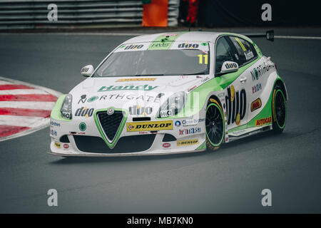 Longfield, Kent, Großbritannien. 8. April 2018. BTCC Rennfahrer Rob Austin und DUO Motorsport mit HMS Laufwerke während des Dunlop MSA British Touring Car Championship in Brands Hatch Indy Circuit (Foto: Gergo Toth/Alamy Live-Nachrichten) Stockfoto