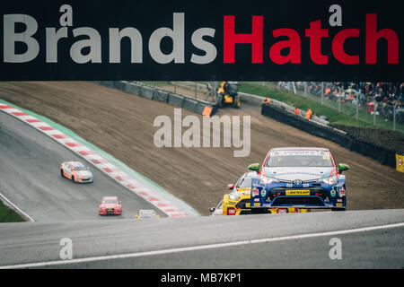 Longfield, Kent, Großbritannien. 8. April 2018. BTCC Rennfahrer Tom Ingram und Speedworks Motorsport Laufwerke während des Dunlop MSA British Touring Car Championship in Brands Hatch Indy Circuit (Foto: Gergo Toth/Alamy Live-Nachrichten) Stockfoto