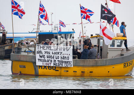 Hastings, East Sussex, UK. 8 Apr, 2018. Die Fischerei verlassen. Ein Protest wird in Hastings, East Sussex, Heimat der größten Strand des Vereinigten Königreichs eingeleiteten Fischereiflotte und die Fischerei an diesem Nachmittag. Die Fischer sind sich rund 200 andere Schiffe über dem Land den Regierungen Übergangsmaßnahmen zu protestieren. Ein Abkommen, das durch die EU und Großbritannien bedeutet effektiv Brexit Großbritannien wird im Rahmen der Gemeinsamen Fischereipolitik bis 2020 noch unterzeichnet. Fischerboote mit britischen Flaggen und abstimmen zu lassen, Fahnen aus der Schiffe hängen. Credit: Paul Lawrenson/Alamy leben Nachrichten Stockfoto