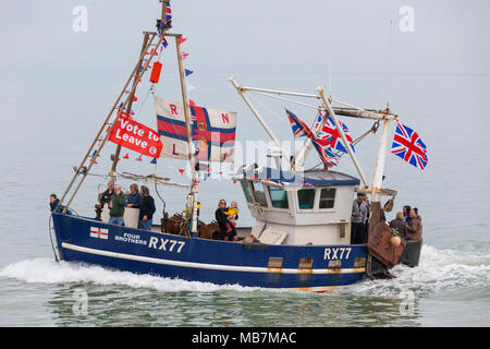Hastings, East Sussex, UK. 8 Apr, 2018. Die Fischerei verlassen. Ein Protest wird in Hastings, East Sussex, Heimat der größten Strand des Vereinigten Königreichs eingeleiteten Fischereiflotte und die Fischerei an diesem Nachmittag. Die Fischer sind sich rund 200 andere Schiffe über dem Land den Regierungen Übergangsmaßnahmen zu protestieren. Ein Abkommen, das durch die EU und Großbritannien bedeutet effektiv Brexit Großbritannien wird im Rahmen der Gemeinsamen Fischereipolitik bis 2020 noch unterzeichnet. Fischerboote mit britischen Flaggen und abstimmen zu lassen, Fahnen aus der Schiffe hängen. Credit: Paul Lawrenson/Alamy leben Nachrichten Stockfoto