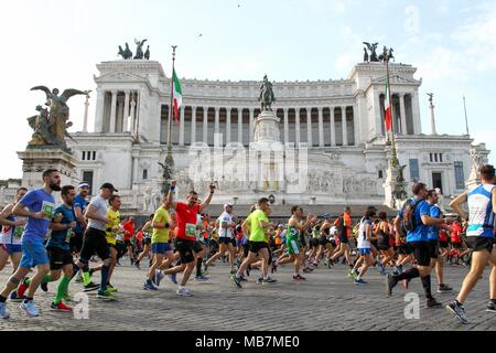 Rom, Italien, April 8,2018: runner Starter bei der 24. Auflage des Rom Marathon und Laufen für Spaß in Rom. Quelle: Fabio Alfano/Alamy leben Nachrichten Stockfoto