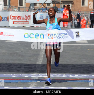 Rom, Italien, April 8,2018: Rahma Tusa Chota Sieger bei der 24. Auflage des Rom Marathon und Laufen für Spaß in Rom. Quelle: Fabio Alfano/Alamy leben Nachrichten Stockfoto