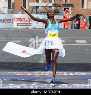 Rom, Italien, April 8,2018: Rahma Tusa Chota Sieger bei der 24. Auflage des Rom Marathon und Laufen für Spaß in Rom. Quelle: Fabio Alfano/Alamy leben Nachrichten Stockfoto