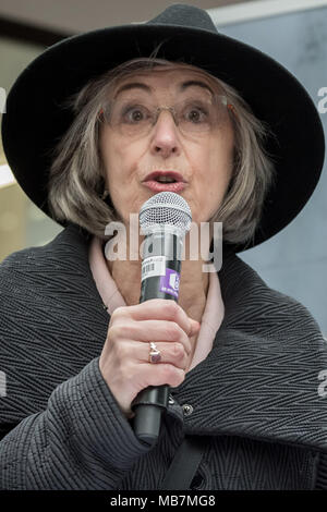 London, Großbritannien. 8. April 2018. Schauspielerin Maureen Lipman spricht außerhalb der Labour Party HQ zu Hunderte von Demonstranten, darunter Mitglieder der Britischen jüdischen Gemeinde, die außerhalb des Sitzes der Labour Party an der Victoria Street, um gegen Antisemitismus in der Partei Credit versammelt: Guy Corbishley/Alamy leben Nachrichten Stockfoto