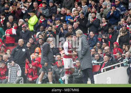 London, Großbritannien. 8. April 2018. Reiss Nelson von Arsenal ist von Arsene Wenger von Arsenal aufgegriffen, wie er ersetzt wird. Premier League match, Arsenal v Southampton im Emirates Stadium in London am Sonntag, den 8. April 2018. Dieses Bild dürfen nur für redaktionelle Zwecke verwendet werden. Nur die redaktionelle Nutzung, eine Lizenz für die gewerbliche Nutzung erforderlich. Keine Verwendung in Wetten, Spiele oder einer einzelnen Verein/Liga/player Publikationen. pic von Kieran Clarke/Andrew Orchard sport Fotografie/Alamy leben Nachrichten Stockfoto