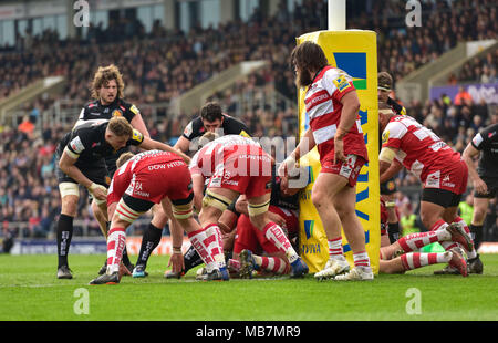 Exeter, Großbritannien. 08.04.2018, Sandy Park, Exeter, England; Aviva Premiership, Runde 19, Exeter v Gloucester; Exeter drängen Gloucester zurück in Richtung versuchen line Credit: Aktuelles Bilder/Alamy Live News Credit: Aktuelles Bilder/Alamy leben Nachrichten Stockfoto