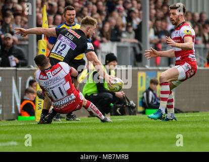 Exeter, Großbritannien. 08.04.2018, Sandy Park, Exeter, England; Aviva Premiership, Runde 19, Exeter v Gloucester; Sam Hill von Exeter legt eine einhändige pass Credit: Aktuelles Bilder/Alamy Live News Credit: Aktuelles Bilder/Alamy leben Nachrichten Stockfoto