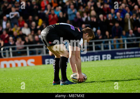 Exeter, Großbritannien. 08.04.2018, Sandy Park, Exeter, England; Aviva Premiership, Runde 19, Exeter v Gloucester; Gareth Steenson von Exeter Orte die Kugel unten für ein Versuch gegen Gloucester Credit: Aktuelles Bilder/Alamy Live News Credit: Aktuelles Bilder/Alamy leben Nachrichten Stockfoto