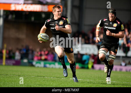 Exeter, Großbritannien. 08.04.2018, Sandy Park, Exeter, England; Aviva Premiership, Runde 19, Exeter v Gloucester; Gareth Steenson von Exeter in Richtung der Touch line Kredit läuft: Nachrichten Bilder/Alamy Live News Credit: Aktuelles Bilder/Alamy leben Nachrichten Stockfoto