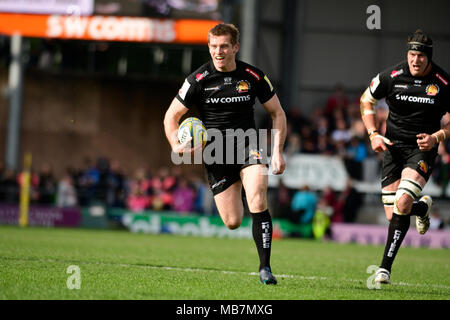 Exeter, Großbritannien. 08.04.2018, Sandy Park, Exeter, England; Aviva Premiership, Runde 19, Exeter v Gloucester; Gareth Steenson von Exeter in Richtung der Touch line Kredit läuft: Nachrichten Bilder/Alamy Live News Credit: Aktuelles Bilder/Alamy leben Nachrichten Stockfoto