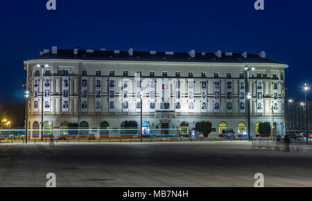 Warschau, Polen - 7. April 2018: Bürogebäude im Zentrum der polnischen Hauptstadt mit Porträts der Opfer des Smolensk-Absturzes. Stockfoto