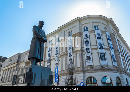 Warschau, Polen - 8. April 2018: Bürogebäude im Zentrum der polnischen Hauptstadt mit Porträts der Opfer des Smolensk-Absturzes. Stockfoto