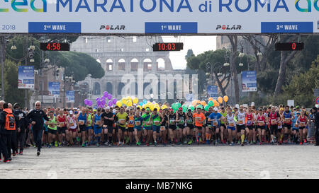 Rom, Italien, 8. April 2018: Start der 24. Ausgabe des Rom Marathon und Laufen für Spaß in Rom. Im Bild, die zweite Batterie der Marathonläufer rastet am Start. Credit: Polifoto/Alamy leben Nachrichten Stockfoto