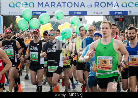 Rom, Italien, 8. April 2018: Start der 24. Ausgabe des Rom Marathon und Laufen für Spaß in Rom. Im Bild, die zweite Batterie der Marathonläufer rastet am Start. Credit: Polifoto/Alamy leben Nachrichten Stockfoto