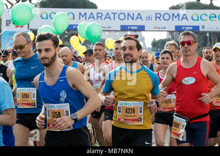 Rom, Italien, 8. April 2018: Start der 24. Ausgabe des Rom Marathon und Laufen für Spaß in Rom. Im Bild, die zweite Batterie der Marathonläufer rastet am Start. Credit: Polifoto/Alamy leben Nachrichten Stockfoto