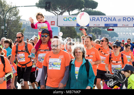 Rom, Italien, 8. April 2018: Start der 24. Ausgabe des Rom Marathon und Laufen für Spaß in Rom. Im Bild, die zweite Batterie der Marathonläufer rastet am Start. Credit: Polifoto/Alamy leben Nachrichten Stockfoto