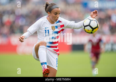 Houston, TX, USA. 8 Apr, 2018. Vereinigte Staaten von Amerika vorwärts Mallory Pugh (11) steuert den Ball während eines internationalen Fußball-Freundschaftsspiel zwischen Mexiko und den USA bei BBVA Compass Stadion in Houston, TX. Trask Smith/CSM/Alamy leben Nachrichten Stockfoto