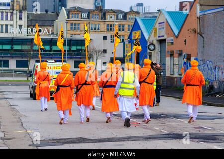 Glasgow, Schottland, Großbritannien. 8. April 2018. Die Sikh Vaisakhi Festival gefeiert wird mit dem jährlichen Nagar Kirtan, ein spirituell Zentriert die Prozession durch die Stadt. Heute Sikhs an Seva, selbstloser Dienst. Jeder Gurdwara in der Stadt bietet Langar, einer freien Gemeinschaft Mahlzeit an alle Besucher, unabhängig von Rasse, Religion oder sozialen Status genießen, zeigen die Sikh Werte von Gleichheit, Menschlichkeit, Gerechtigkeit und Mitleid. Credit: Skully/Alamy leben Nachrichten Stockfoto