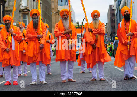 Glasgow, Schottland, Großbritannien. 8. April 2018. Die Sikh Vaisakhi Festival gefeiert wird mit dem jährlichen Nagar Kirtan, ein spirituell Zentriert die Prozession durch die Stadt. Heute Sikhs an Seva, selbstloser Dienst. Jeder Gurdwara in der Stadt bietet Langar, einer freien Gemeinschaft Mahlzeit an alle Besucher, unabhängig von Rasse, Religion oder sozialen Status genießen, zeigen die Sikh Werte von Gleichheit, Menschlichkeit, Gerechtigkeit und Mitleid. Credit: Skully/Alamy leben Nachrichten Stockfoto