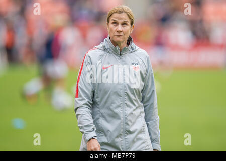 Houston, TX, USA. 8 Apr, 2018. USA Haupttrainer Jill Ellis während eines internationalen Fußball-Freundschaftsspiel zwischen Mexiko und den USA bei BBVA Compass Stadion in Houston, TX. USA gewann das Match 6-2. Trask Smith/CSM/Alamy leben Nachrichten Stockfoto