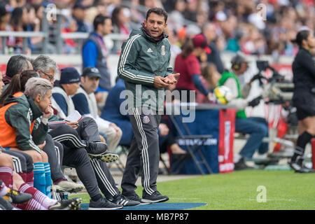 Houston, TX, USA. 8 Apr, 2018. Mexiko Head Coach Roberto Medina während eines internationalen Fußball-Freundschaftsspiel zwischen Mexiko und den USA bei BBVA Compass Stadion in Houston, TX. USA gewann das Match 6-2. Trask Smith/CSM/Alamy leben Nachrichten Stockfoto