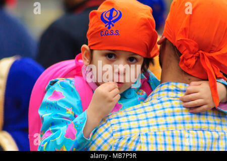 Glasgow, Schottland, Großbritannien. 8. April 2018. Die Sikh Vaisakhi Festival gefeiert wird mit dem jährlichen Nagar Kirtan, ein spirituell Zentriert die Prozession durch die Stadt. Heute Sikhs an Seva, selbstloser Dienst. Jeder Gurdwara in der Stadt bietet Langar, einer freien Gemeinschaft Mahlzeit an alle Besucher, unabhängig von Rasse, Religion oder sozialen Status genießen, zeigen die Sikh Werte von Gleichheit, Menschlichkeit, Gerechtigkeit und Mitleid. Credit: Skully/Alamy leben Nachrichten Stockfoto