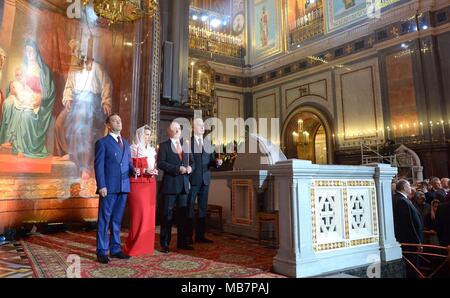 Der russische Präsident Wladimir Putin steht mit der russische Ministerpräsident Dimitri Medwedew, Links, Swetlana Medwedew und Moskauer Bürgermeister Sergej Sobjanin, rechts, während die orthodoxe Ostergottesdienst in der Christ-Erlöser-Kathedrale am 8. April 2017 in Moskau, Russland. Credit: Planetpix/Alamy leben Nachrichten Stockfoto