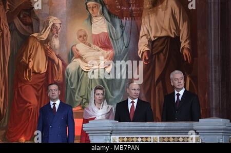 Der russische Präsident Wladimir Putin steht mit der russische Ministerpräsident Dimitri Medwedew, Links, Swetlana Medwedew und Moskauer Bürgermeister Sergej Sobjanin, rechts, während die orthodoxe Ostergottesdienst in der Christ-Erlöser-Kathedrale am 8. April 2017 in Moskau, Russland. Credit: Planetpix/Alamy leben Nachrichten Stockfoto