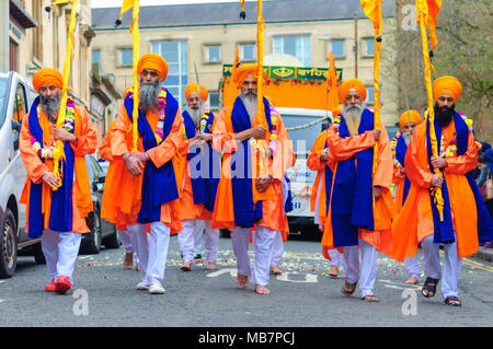 Glasgow, Schottland, Großbritannien. 8. April 2018. Die Sikh Vaisakhi Festival gefeiert wird mit dem jährlichen Nagar Kirtan, ein spirituell Zentriert die Prozession durch die Stadt. Heute Sikhs an Seva, selbstloser Dienst. Jeder Gurdwara in der Stadt bietet Langar, einer freien Gemeinschaft Mahlzeit an alle Besucher, unabhängig von Rasse, Religion oder sozialen Status genießen, zeigen die Sikh Werte von Gleichheit, Menschlichkeit, Gerechtigkeit und Mitleid. Credit: Skully/Alamy leben Nachrichten Stockfoto