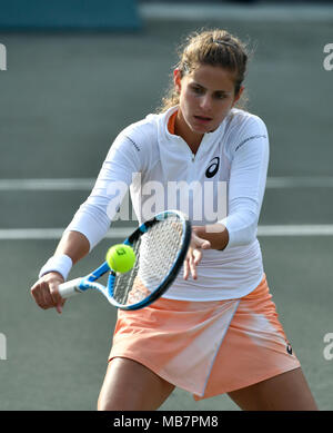 Charleston, South Carolina, USA. 8 Apr, 2018. Julia Goerges (GER) verliert Kiki Bertens (NED) 6-2, 6-1, an den Volvo Auto Öffnen am Familie Kreis Tennis Center in Charleston, South Carolina gespielt wird. © Leslie Billman/Tennisclix/CSM/Alamy leben Nachrichten Stockfoto