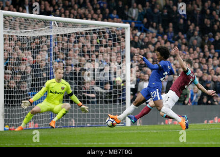 London, Großbritannien. 8 Apr, 2018. Chelsea's William (C) erstreckt sich über den Ball, aber nicht, wie er von der West Ham Aaron Cresswell (R) in der Premier League Fußball-Spiel zwischen Chelsea und West Ham United Stadion an der Stamford Bridge in London, Großbritannien am 8. April 2018 in Frage gestellt wird. Das Match endete mit einem Unentschieden 1-1. Quelle: Tim Irland/Xinhua/Alamy leben Nachrichten Stockfoto