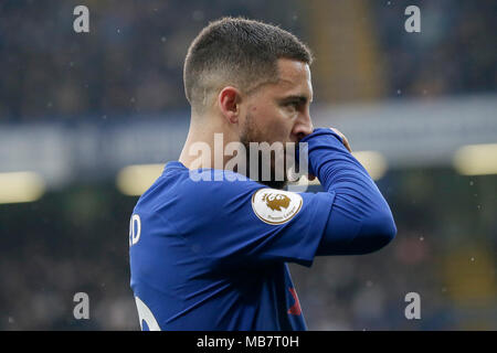 London, Großbritannien. 8 Apr, 2018. Chelsea's Eden Hazard reagiert während der Premier League Fußball-Spiel zwischen Chelsea und West Ham United Stadion an der Stamford Bridge in London, Großbritannien am 8. April 2018. Das Match endete mit einem Unentschieden 1-1. Quelle: Tim Irland/Xinhua/Alamy leben Nachrichten Stockfoto