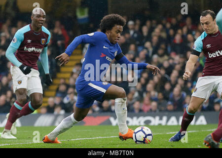 London, Großbritannien. 8 Apr, 2018. Chelsea's William (C) macht eine Pause als West Ham Mark Noble (R) sieht in der Premier League Fußball-Spiel zwischen Chelsea und West Ham United Stadion an der Stamford Bridge in London, Großbritannien am 8. April 2018. Das Match endete mit einem Unentschieden 1-1. Quelle: Tim Irland/Xinhua/Alamy leben Nachrichten Stockfoto