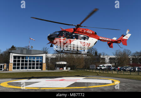 06 April 2018, Deutschland, Greifswald: Der rettungshubschrauber, Modell EC145 (D-HDER, Baujahr 2004), der Deutschen Rettungsflugwacht (DRF) Landung auf einem Flugplatz in der Air Rescue Center. Die neuen EC 145 Hubschrauber "Christoph 47" ersetzt das bisherige Modell BK 117. Der Abstand Mit diesem Modell fallen, steigt von 500 km auf 700. Zusätzlich wird der Hubschrauber hat ein Brutkasten, an Bord und ist daher in der Lage, Babys zu transportieren. Foto: Stefan Sauer/dpa Stockfoto