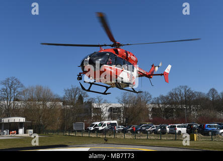 06 April 2018, Deutschland, Greifswald: Der rettungshubschrauber, Modell EC145 (D-HDER, Baujahr 2004), der Deutschen Rettungsflugwacht (DRF) Landung auf einem Flugplatz in der Air Rescue Center. Die neuen EC 145 Hubschrauber "Christoph 47" ersetzt das bisherige Modell BK 117. Der Abstand Mit diesem Modell fallen, steigt von 500 km auf 700. Zusätzlich wird der Hubschrauber hat ein Brutkasten, an Bord und ist daher in der Lage, Babys zu transportieren. Foto: Stefan Sauer/dpa Stockfoto